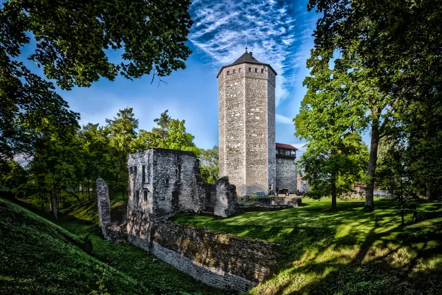 Paide ordulinnuse varemed ja Vallitorn