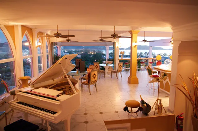 Le Versace Lounge Rooftop