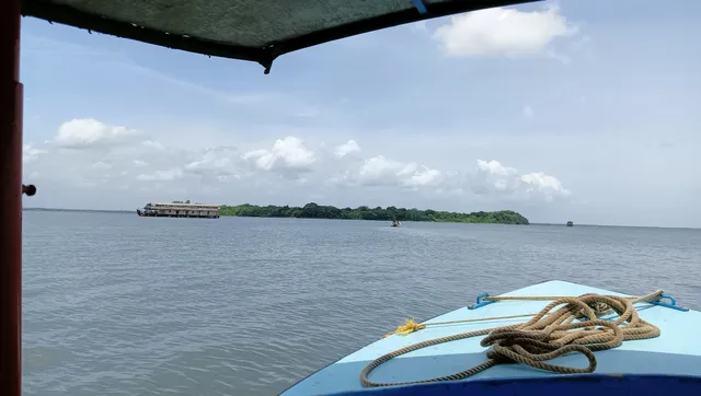 Pathiramanal boat service