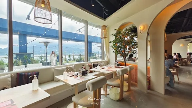 SECOND FLOOR CAFE Tamsui Station