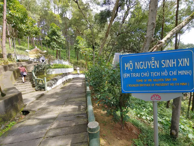 Hoang Thi Loan grave