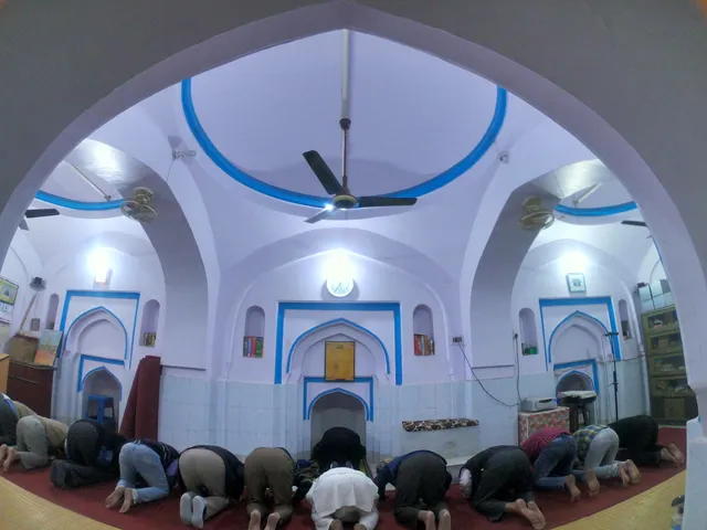 Patthar Ki Masjid , Takari Road