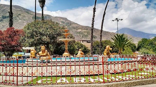 PLAZA DE ARMAS CARHUAZ