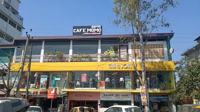 Cafe Momo