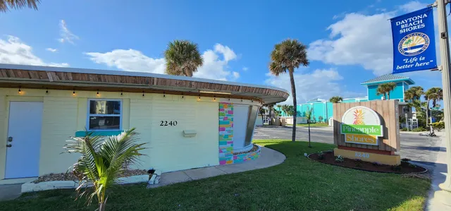 Pineapple Shores Retro Inn