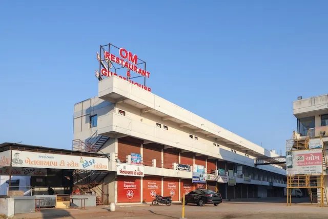 OYO 69652 Om Restaurant And Guest House