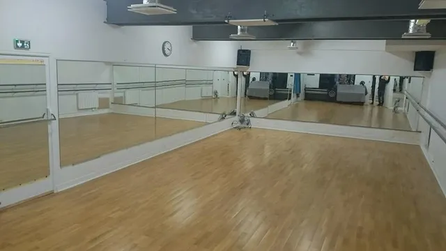 Dance School & Belly Dance Classes Paris - Yaël Zarca