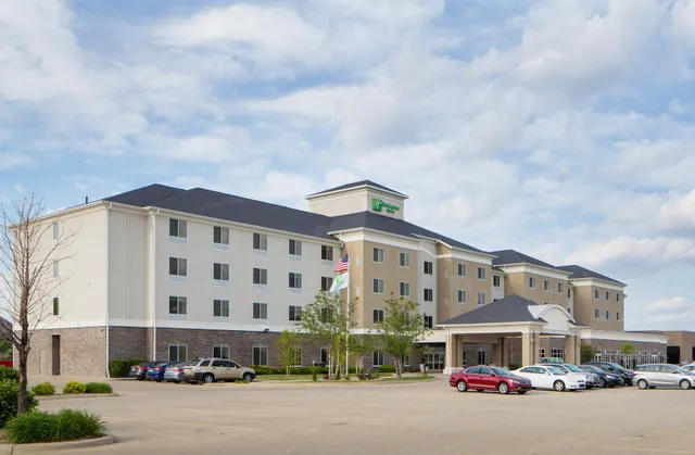 Holiday Inn & Suites Bloomington-Airport by IHG
