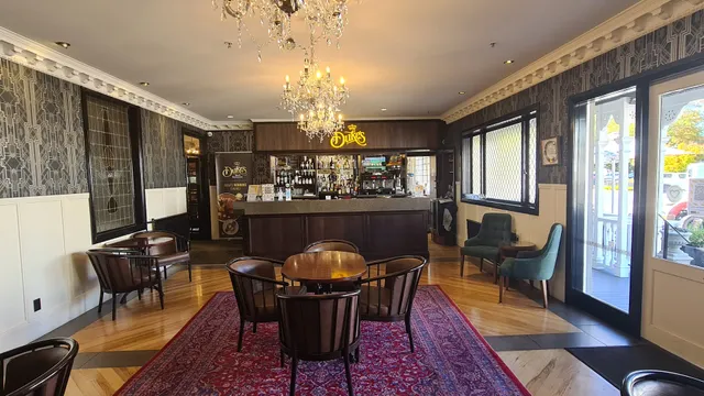 Duke's Restaurant & Bar