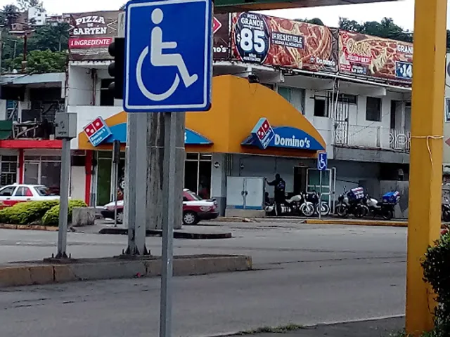 DOMINO'S PLAZA CÍVICA