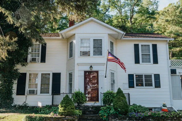 The Estate at Glenora Falls