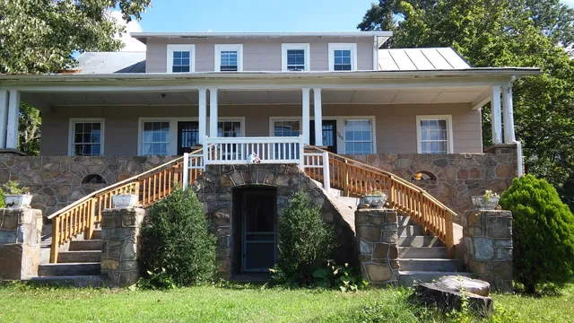 Open Arms at the Edge of Town Hostel & Inn