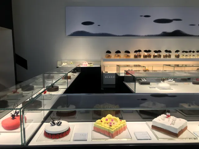 Black Swan Luxury Cake