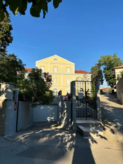 Captain's Villa Boutique Hotel with underground garage