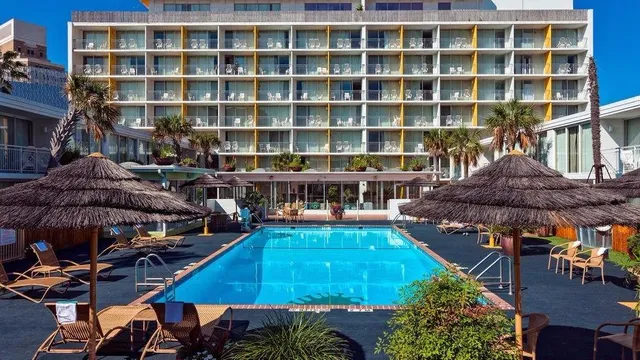 El Tropicano Riverwalk Hotel