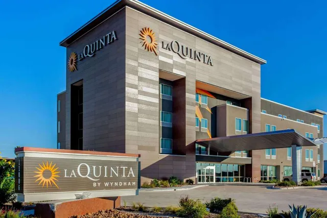 La Quinta Inn & Suites by Wyndham San Antonio Alamo City