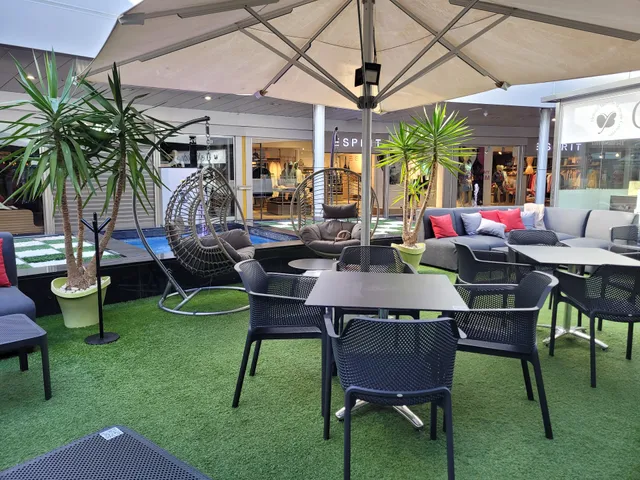 Plaza Del Duque, Premiun Y Creperia