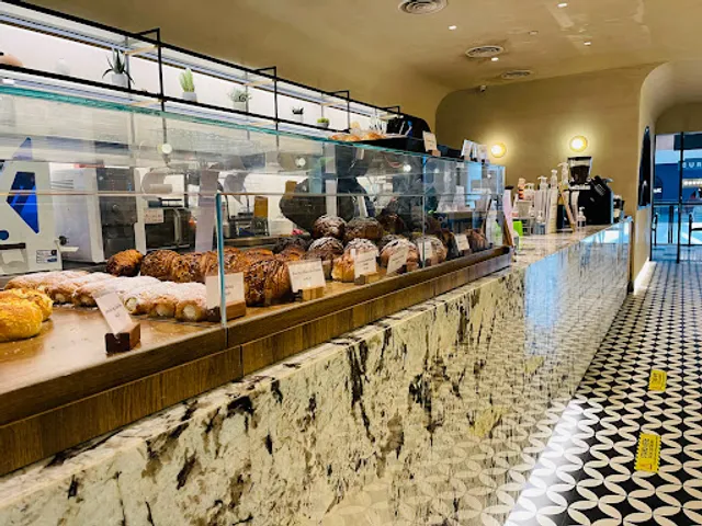 Christine's Bakery, Publika