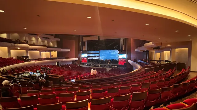 المسرح الأحمر Red Hall