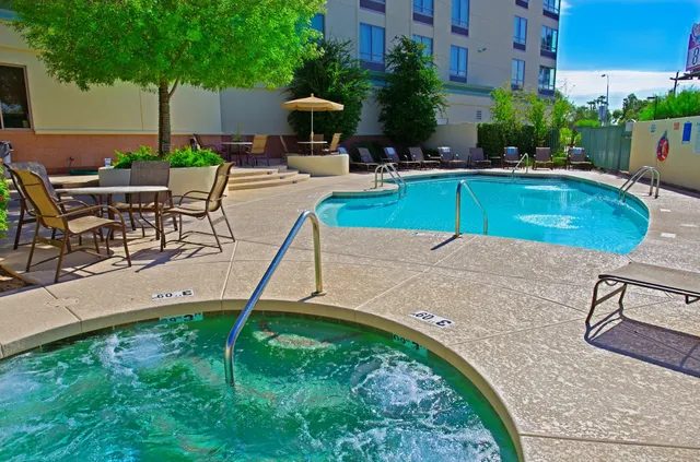 Holiday Inn & Suites Phoenix Airport by IHG