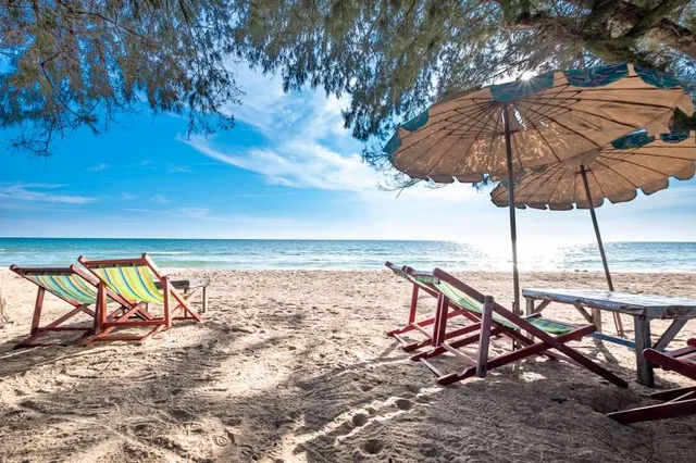 Suvarn Gleaw Thong Beach