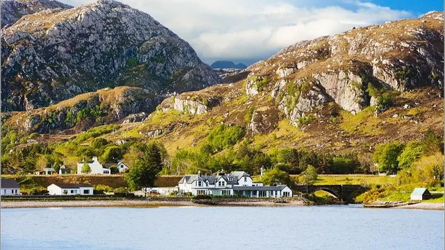 Pool House Historic Home & Cafè