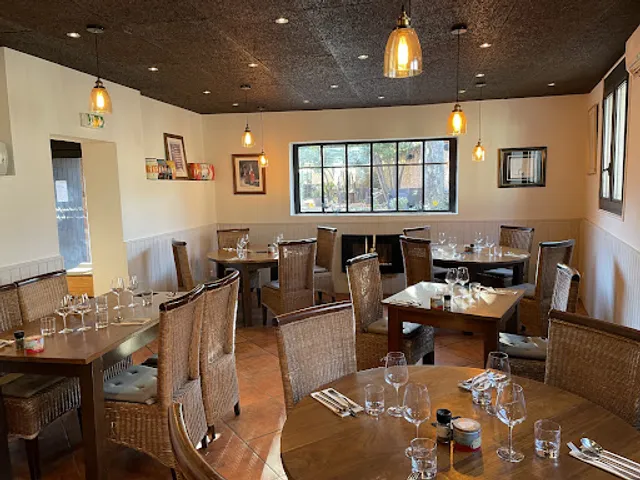 Le Mazet sous les platanes