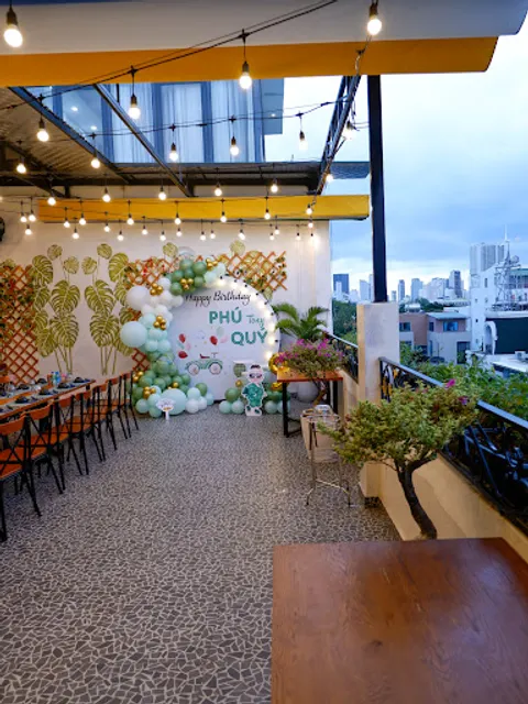 Nhà Hàng Hoàng Gia (Hoang Gia Restaurant)