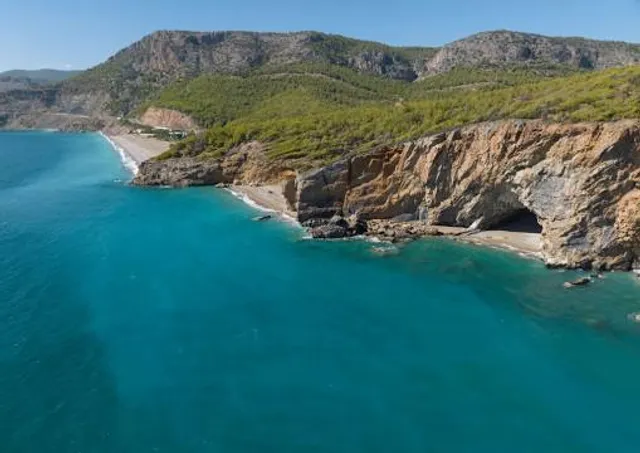 Yanışlı Beach Cave