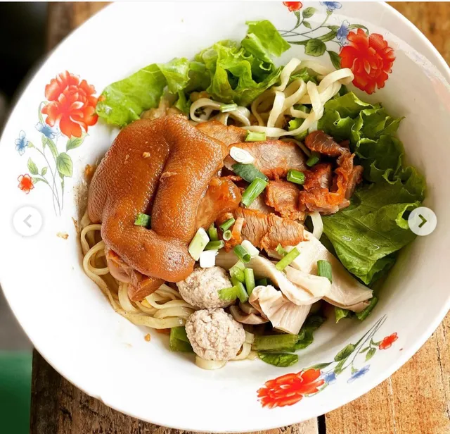 Heng Pochana Stewed Pork Leg Noodle