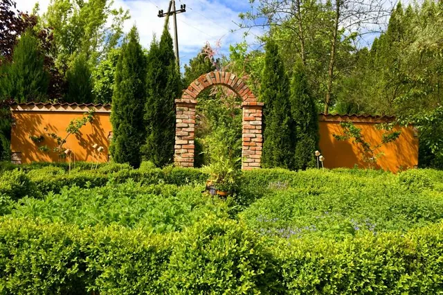 Butterfly Conservatory & Gardens Demonstration