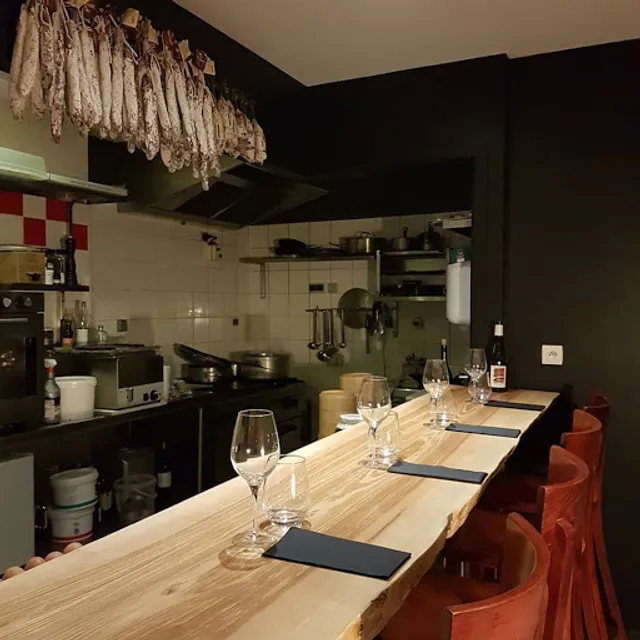 BISTROT/BAR A VINS - A BOIRE ET A MANGER