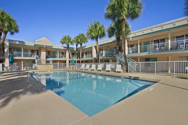 Royal Palace Inn & Suites