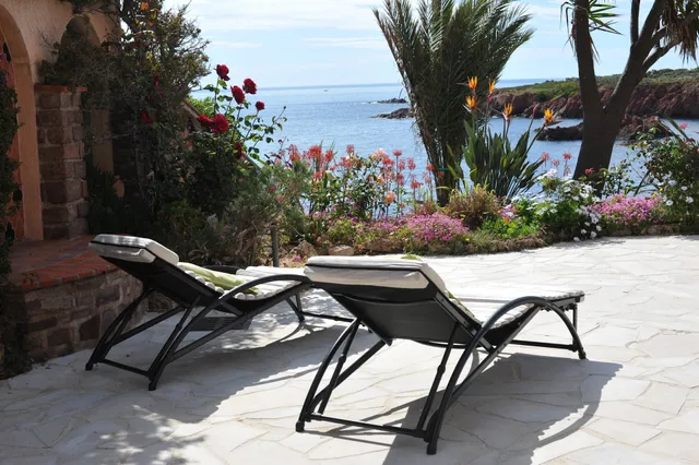 Location bord de mer pied dans l'eau Anthéor St Raphael Var. Lou Crémadou.