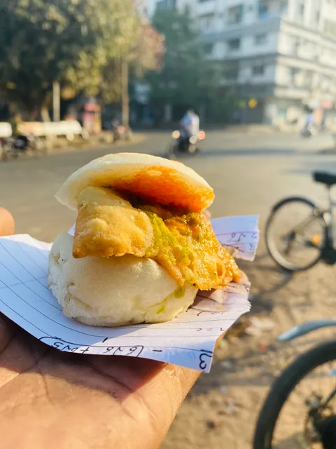 Sai Chutney Bun Samosa