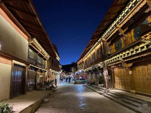 Dukezong Ancient City, Shangri-La Administration Committee