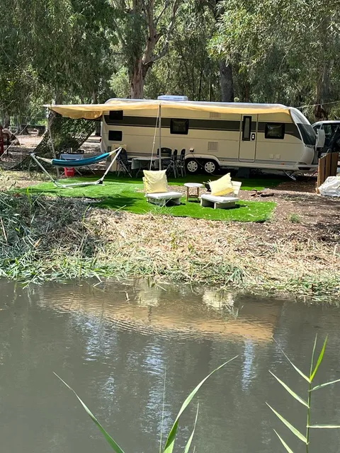 קראוון "ברוגע אצל נגה" - פארק הירדן קמפינג | קרוואנים להשכרה בצפון | קמפינג בצפון