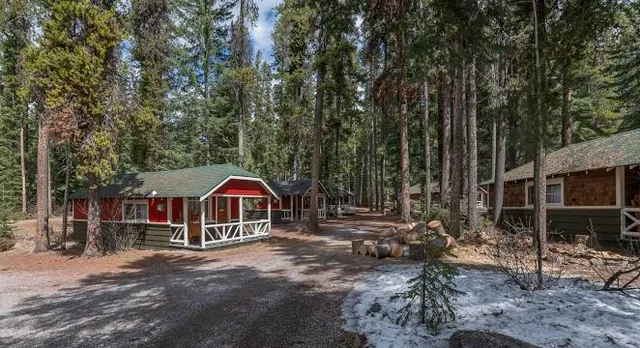 Johnston Canyon Lodge & Bungalows