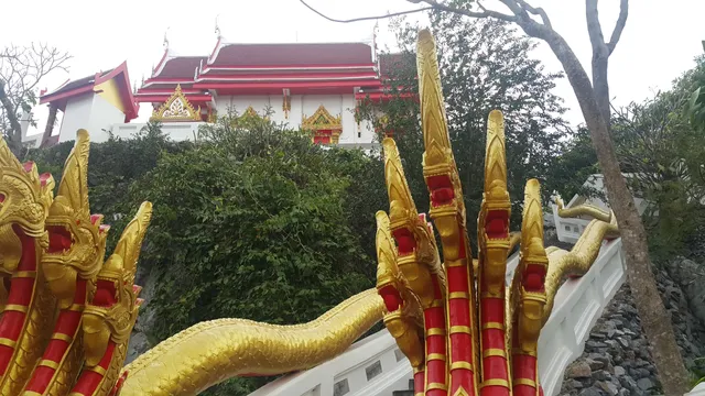Wat Sri Rattana Kiri (Khao Kaew)