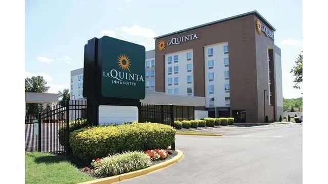 La Quinta Inn & Suites by Wyndham DC Metro Capital Beltway