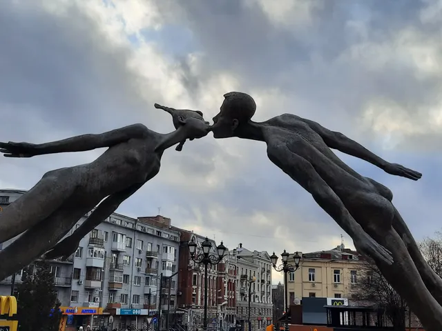 Lovebirds monument