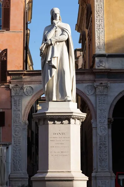 Statua di Dante Alighieri