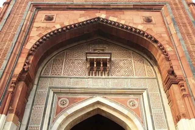 Quila-i-Kuhna Mosque