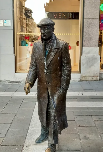 Umberto Saba Statue
