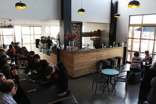 Tozzetti Nelson Cafe, Bar & Restaurant