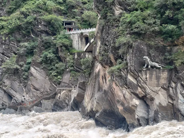 Hutiaoxia Scenic Area （Northeast Gate）