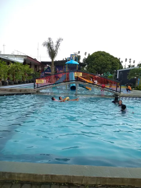 Shila Tirta (Kolam Renang dan Cafe)