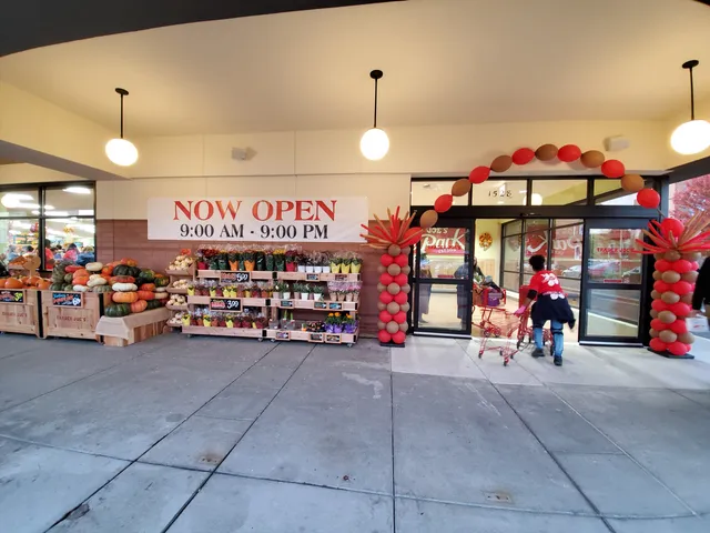 Hyde Park Shopping Center