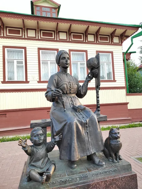 Pamyatnik "Russkim Zhonam - Bereginyam Semeynogo Ochaga"