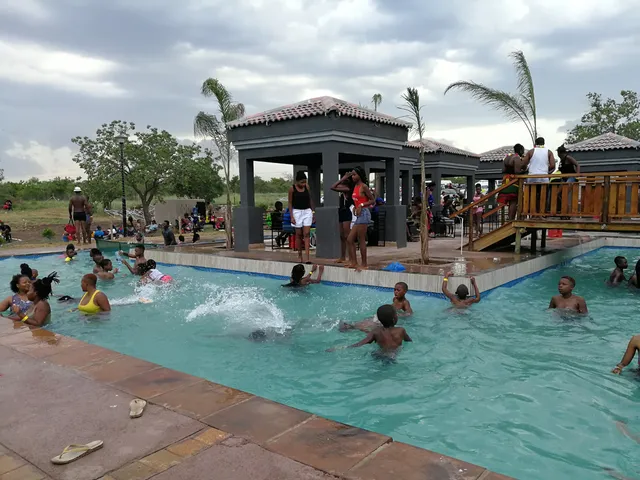 Ebukhosini Resort, nd Crusher Stones